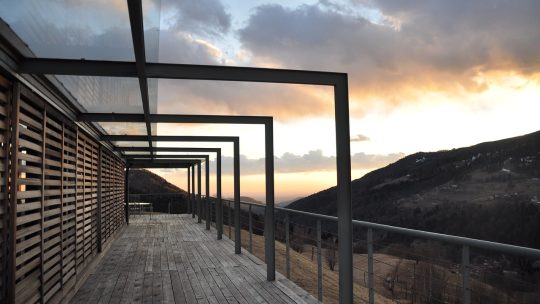 Comment fixer une pergola sur une terrasse sans percer